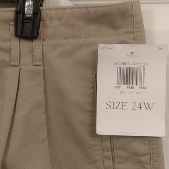 Plus Size | DOCKERS Women Khaki Shorts | 24W - Picture 2 of 8